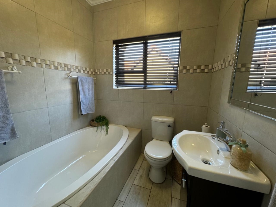2 Bedroom Property for Sale in Gateway Manor North West